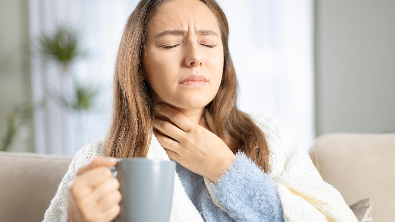 Mittel gegen Halsschmerzen gibt es in vielen Formen, zum Beispiel als Lutschtablette, Spray oder Gurgellösung.