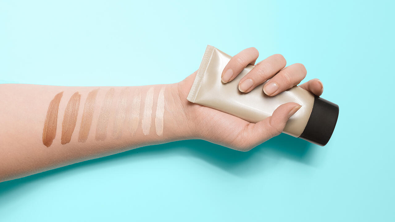 Flüssiges Make-up soll kleine Makel abdecken und den Teint frischer aussehen lassen. Flüssiges Make-up soll kleine Makel abdecken und den Teint frischer aussehen lassen.