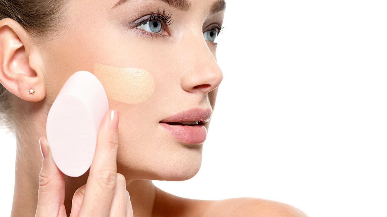 Besonders ebenmäßig lässt sich Make-up mit einem Schwamm oder einem Pinsel auftragen. Besonders ebenmäßig lässt sich Make-up mit einem Schwamm oder einem Pinsel auftragen.