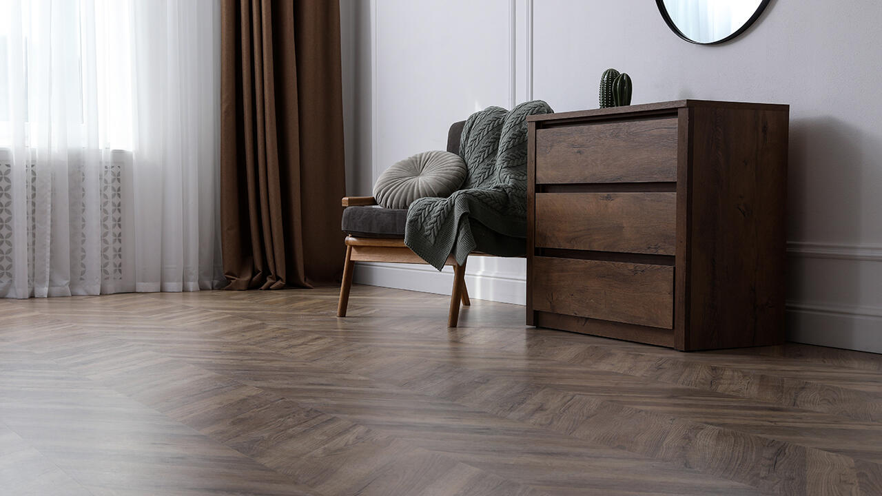 Ein Bodenbelag in Holzoptik sieht edel aus und ist pflegeleicht. Ein Bodenbelag in Holzoptik sieht edel aus und ist pflegeleicht.