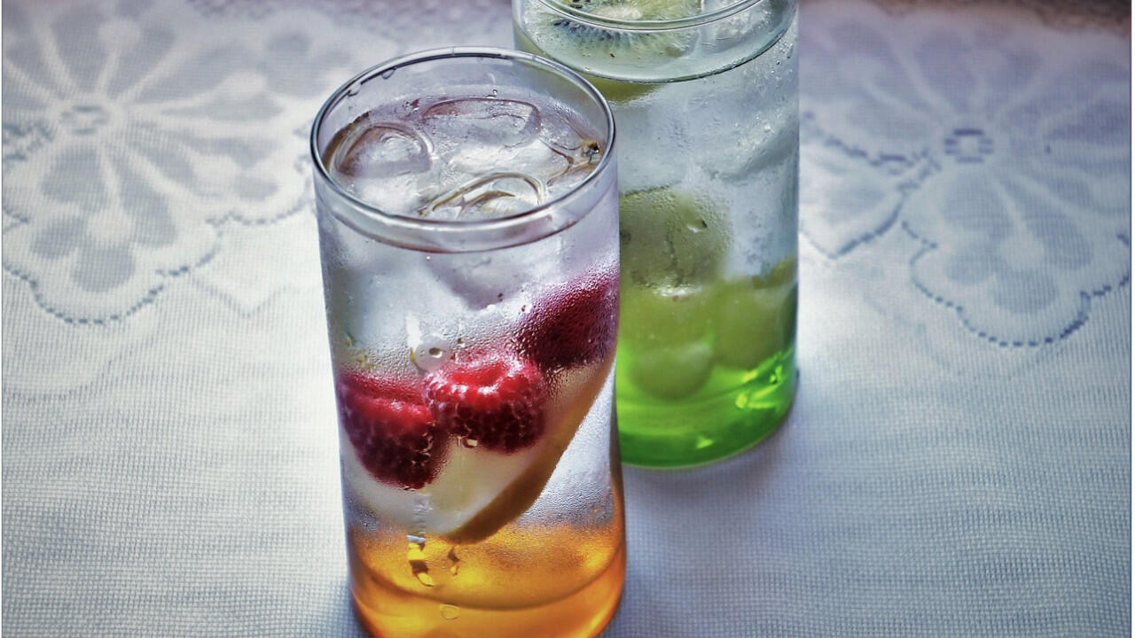 Gefrorene Früchte können Eiswürfel leicht ersetzen und sorgen zusätzlich für eine fruchtige Note. Gefrorene Früchte können Eiswürfel leicht ersetzen und sorgen zusätzlich für eine fruchtige Note.