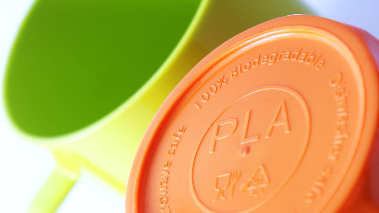 PLA steht für Polylactid und zeigt, dass dieser Bio-Kunststoff biologisch abbaubar ist.