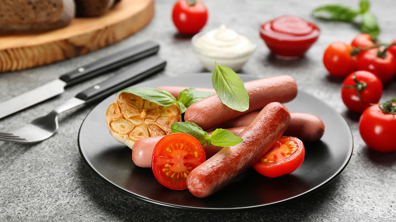 Veggie-Bratwurst ist eine gute Alternative für Menschen, die immer oder manchmal auf Fleisch verzichten. Veggie-Bratwurst ist eine gute Alternative für Menschen, die immer oder manchmal auf Fleisch verzichten.