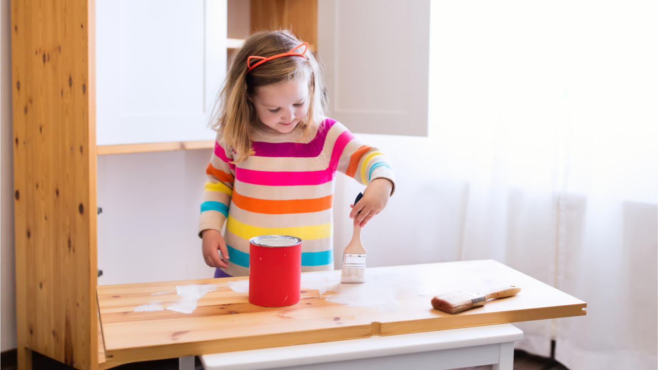 Wenn die Kleinen auch mal selbst anpacken dürfen, werden Kindermöbel nicht nur individueller, sondern auch länger geliebt. Wenn die Kleinen auch mal selbst anpacken dürfen, werden Kindermöbel nicht nur individueller, sondern auch länger geliebt.