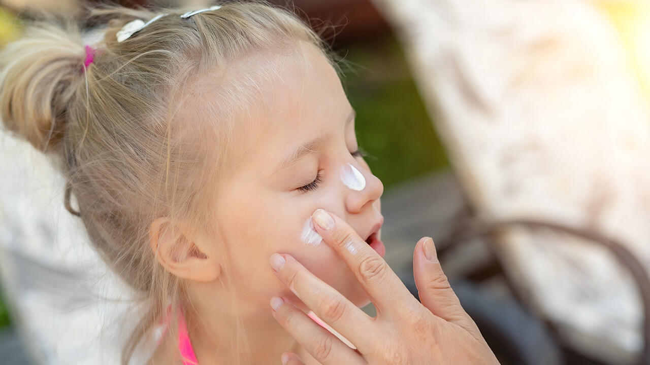 Sonnencremes für Kinder im Test: Im Fokus standen Sonnenschutzfilter und bedenkliche Substanzen. 