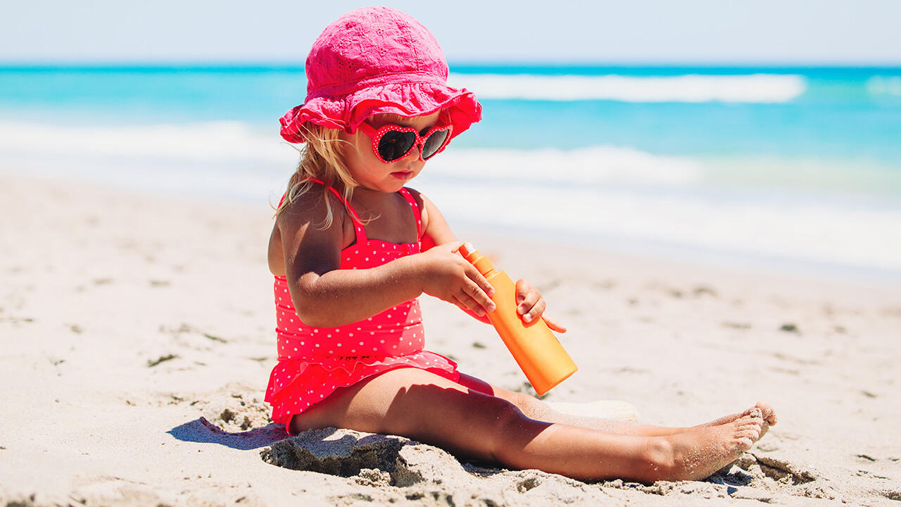 Wenn Kinder während der UV-intensiven Stunden im Freien sind, brauchen sie eine Sonnencreme mit hohem Lichtschutzfaktor. 