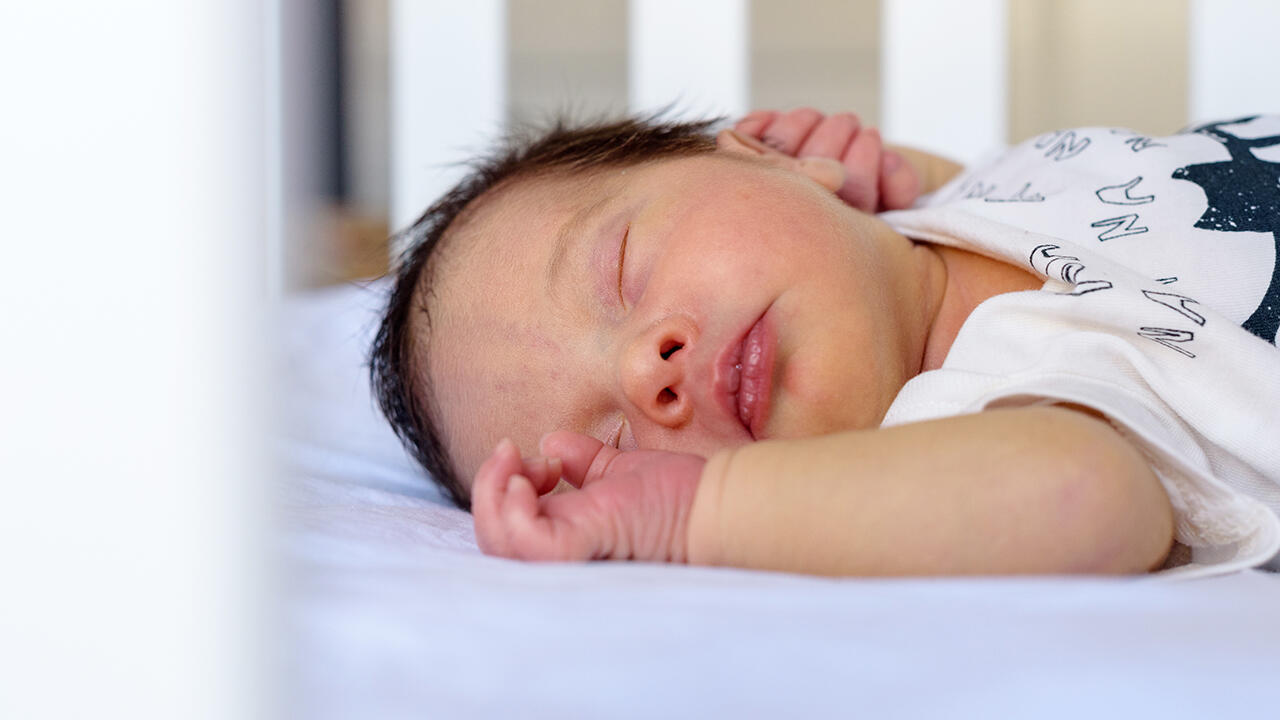 Babymatratzen-Test: Wichtig ist, dass die Kleinen auf den Kindermatratzen sicher liegen. Babymatratzen-Test: Wichtig ist, dass die Kleinen auf den Kindermatratzen sicher liegen.