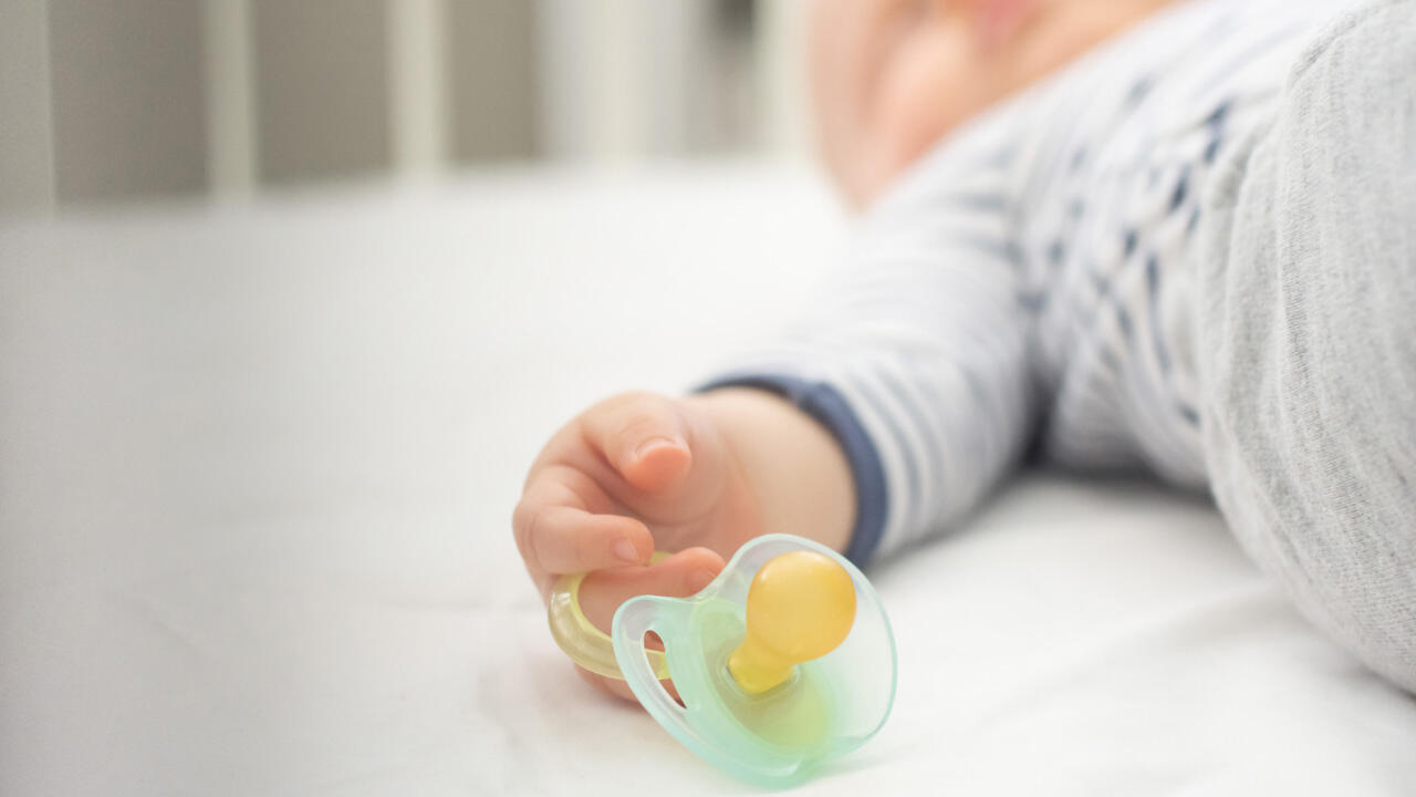 Wenn Babys die ersten Zähne bekommen, ist ein guter Zeitpunkt, um sie vom Schnuller zu entwöhnen. Wenn Babys die ersten Zähne bekommen, ist ein guter Zeitpunkt, um sie vom Schnuller zu entwöhnen.