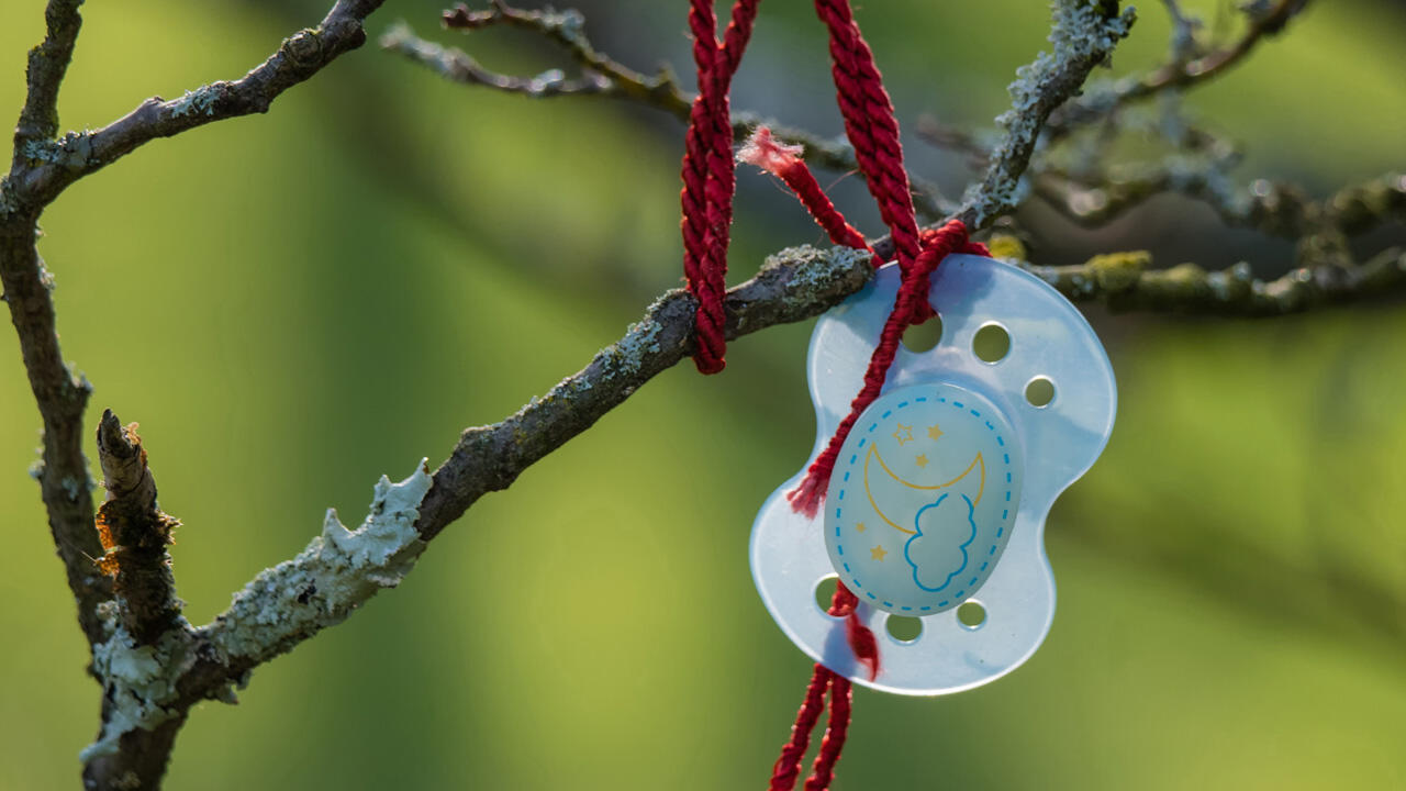 Schnullerbaum, Schnullerfee und Schnuller-Geschichten helfen beim Abschied. Schnullerbaum, Schnullerfee und Schnuller-Geschichten helfen beim Abschied.