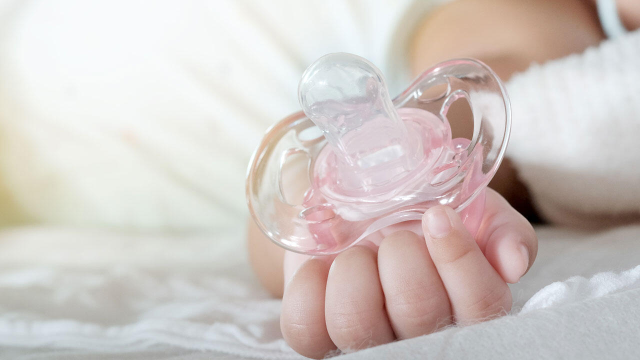 Eine Belohnung hilft gut, damit die Kinder den Schnuller hergeben. Eine Belohnung hilft gut, damit die Kinder den Schnuller hergeben.