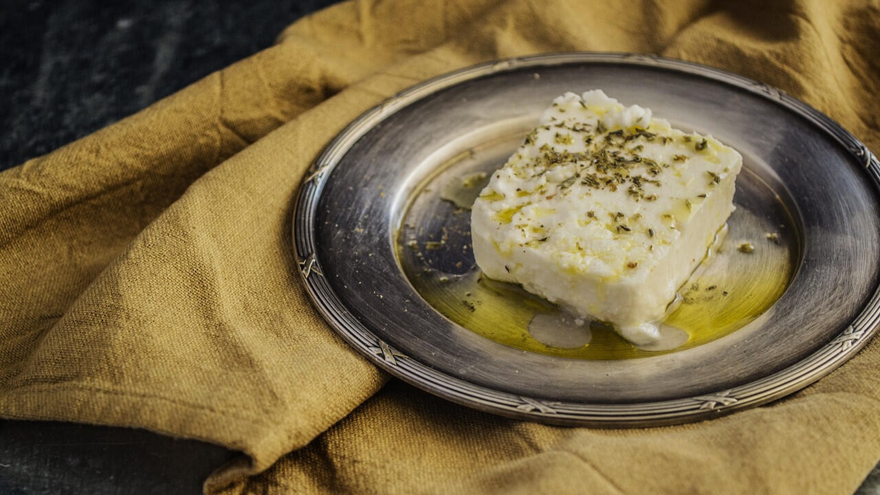 Im Feta stecken wertvolle Vitamine und Kalzium – und sogar mehr als in Käse aus Kuhmilch. Im Feta stecken wertvolle Vitamine und Kalzium – und sogar mehr als in Käse aus Kuhmilch.