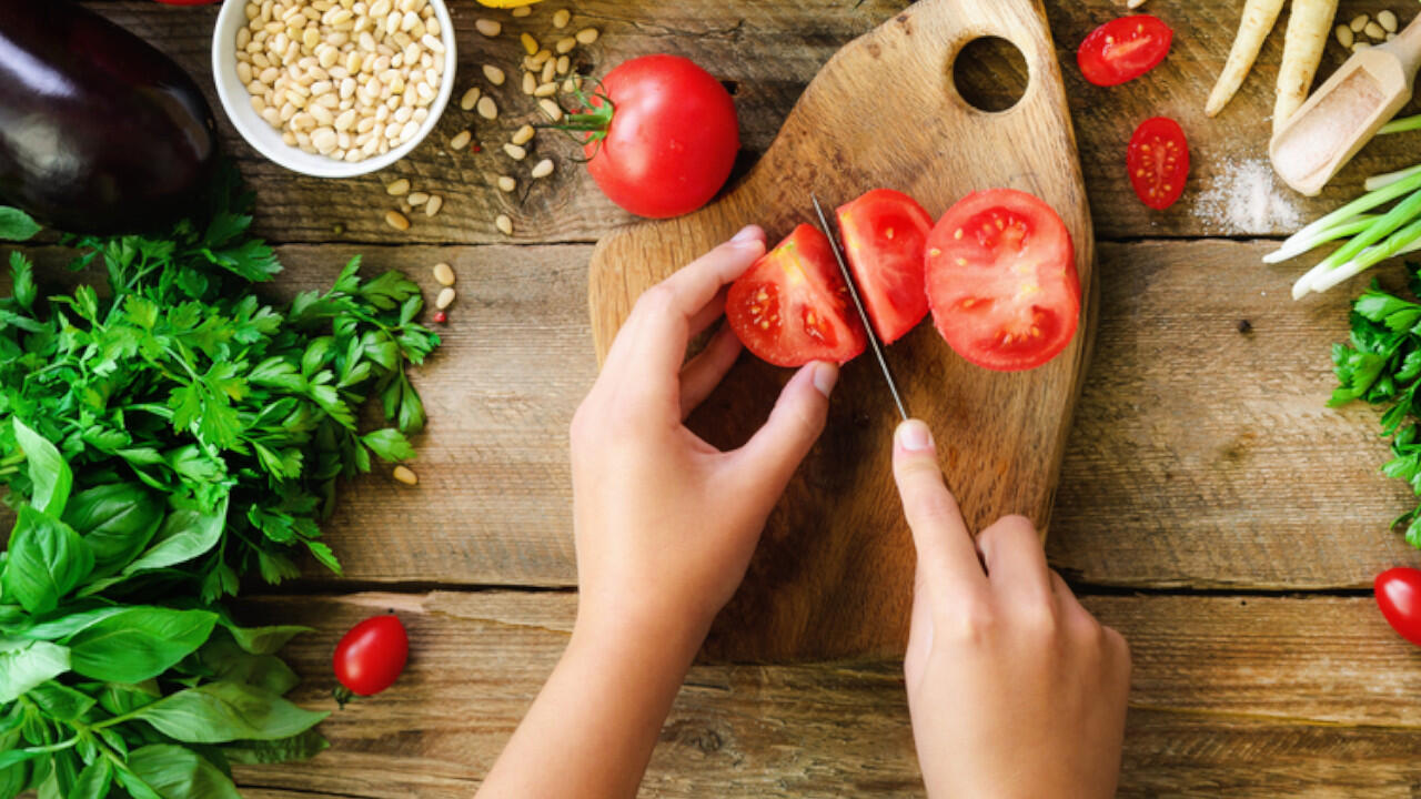 Die Tomaten für den griechischen Salat vierteln, die Gurken würfeln. Die Tomaten für den griechischen Salat vierteln, die Gurken würfeln.