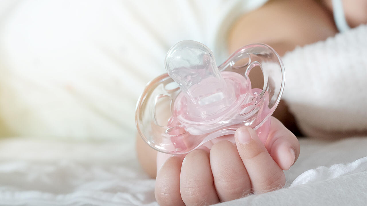 Schnuller gibt es in unterschiedlichen Größen. Für jüngere Babys auf jeden Fall die kleinste Größe wählen. Schnuller gibt es in unterschiedlichen Größen. Für jüngere Babys auf jeden Fall die kleinste Größe wählen.
