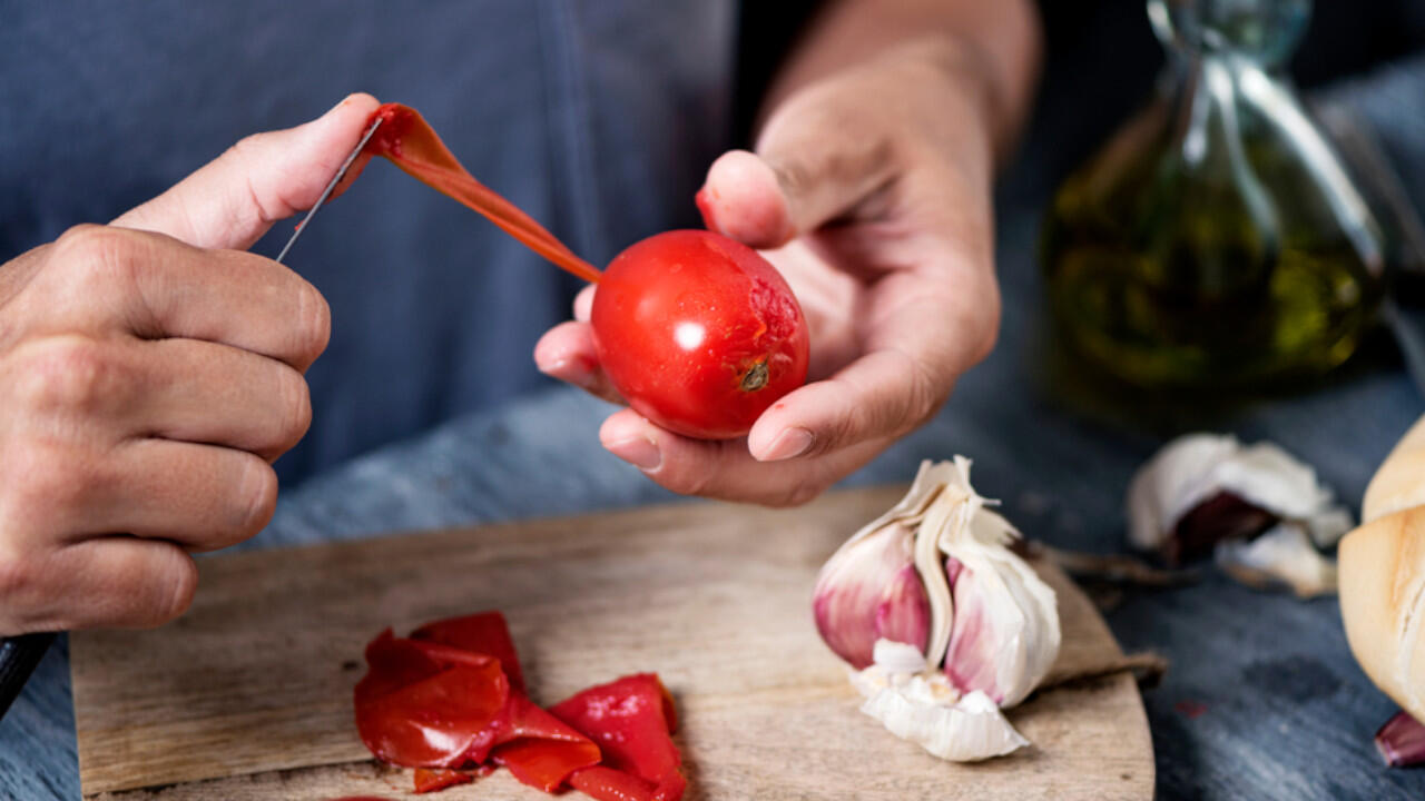 Haben Sie die Tomaten blanchiert und kalt abgeschreckt, können Sie die Schale leicht mit einem Messer abziehen.