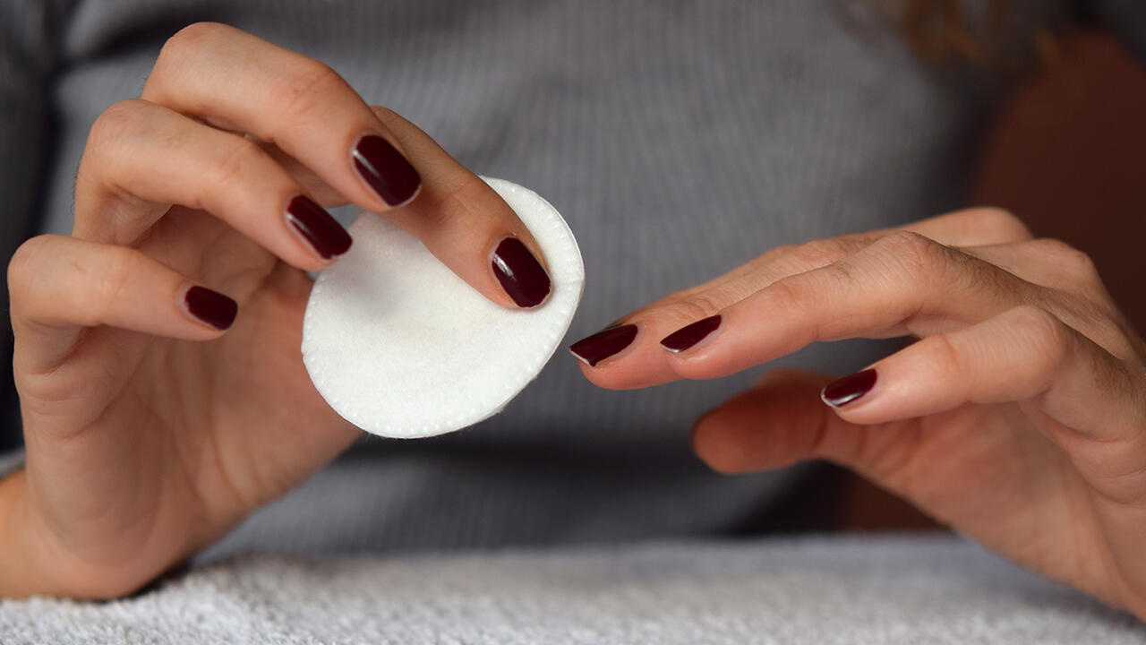 Damit Nagellackentferner den alten Lack entfernen kann, enthält er starke Lösemittel Damit Nagellackentferner den alten Lack entfernen kann, enthält er starke Lösemittel