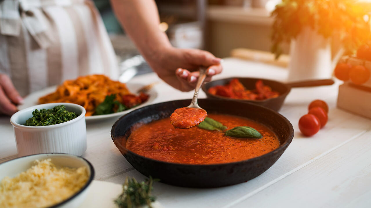 Passierte Tomaten sind eine schnelle Basis für eine Tomatensauce.