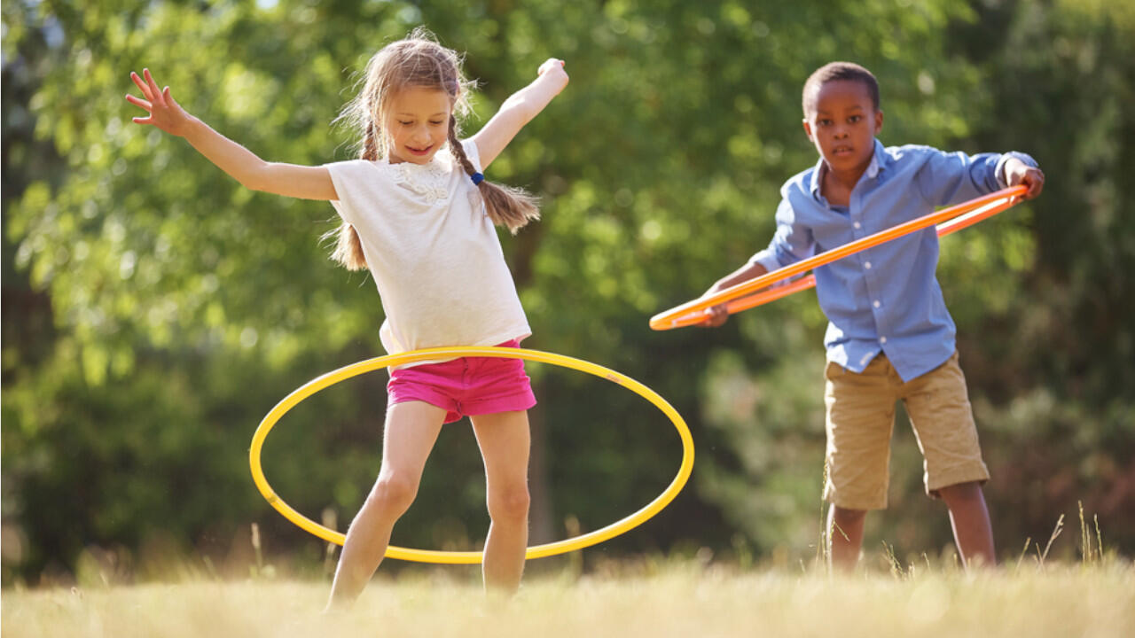 Hula-Hoop-Reifen sind nicht nur für Kinder ein Spaß, auch Erwachsene können die Technik leicht lernen.