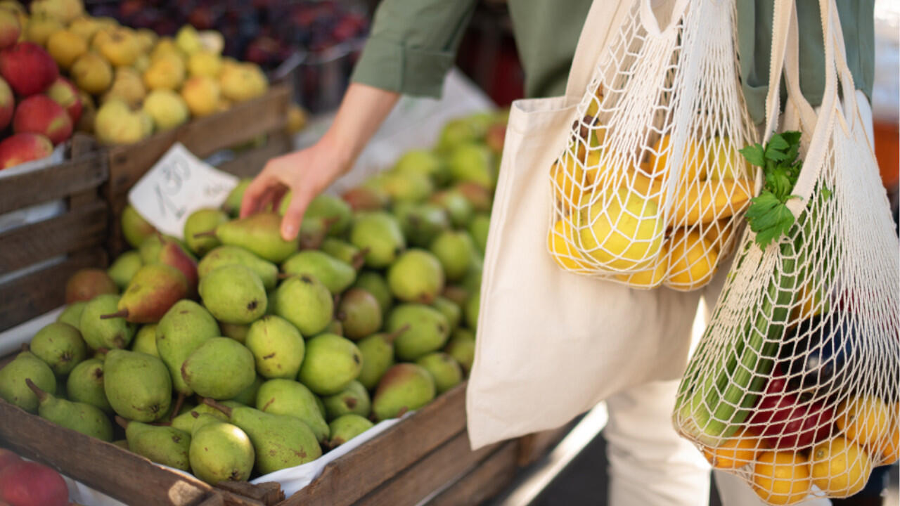Auf dem Wochenmarkt oder der Gemüseabteilung im Supermarkt sind Gemüsebeutel praktisch: Sie sparen Plastiktüten und schützen so die Umwelt.