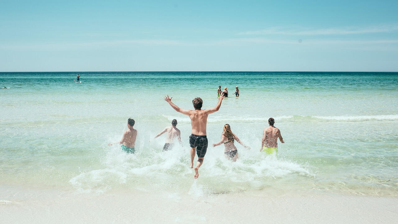 Ins Meer pinkeln ist erlaubt. Ins Meer pinkeln ist erlaubt.