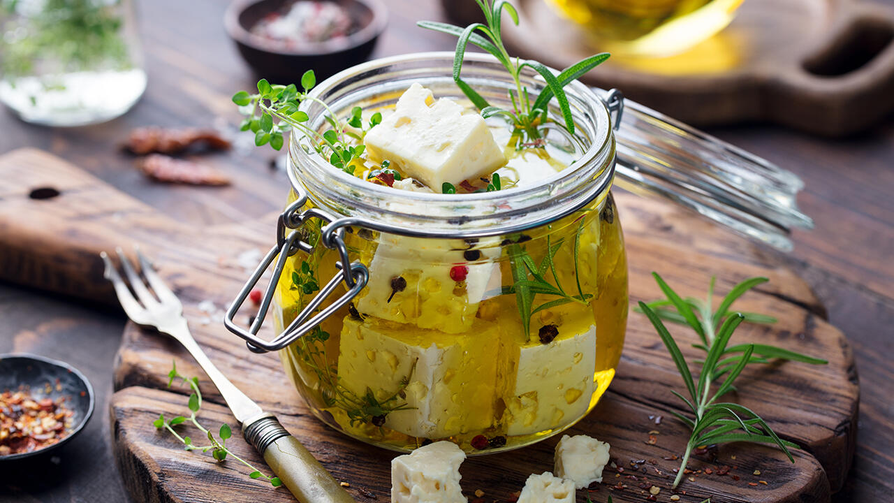 Feta lässt sich auch gut marinieren. Feta lässt sich auch gut marinieren.