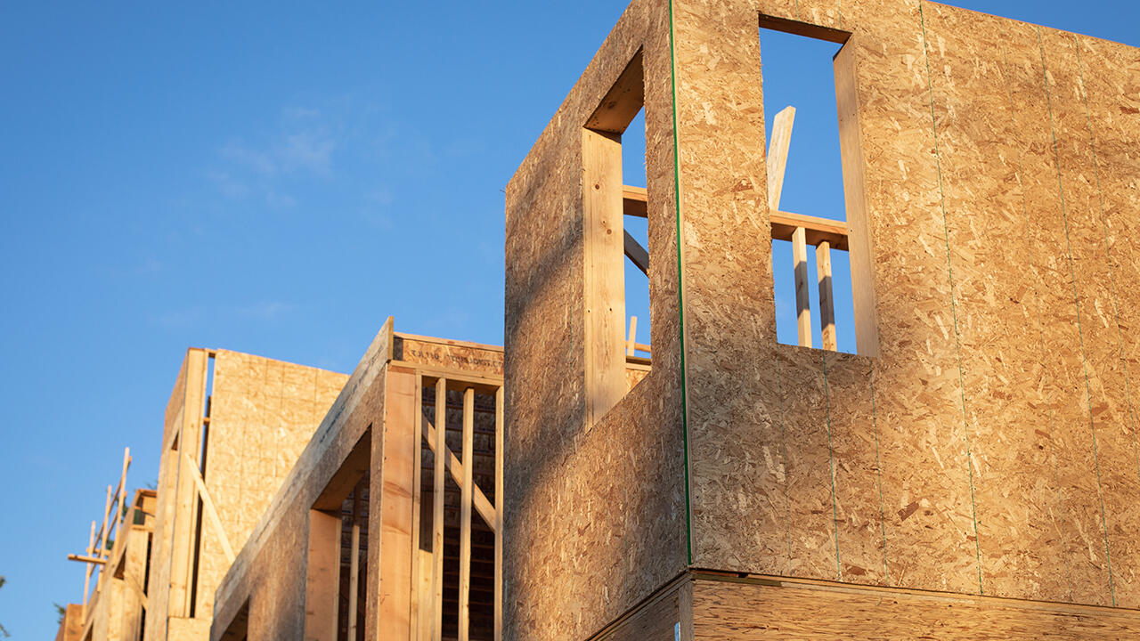 Holzwerkstoffplatten werden unter anderem auch im Holz- und Innenausbau eingesetzt.