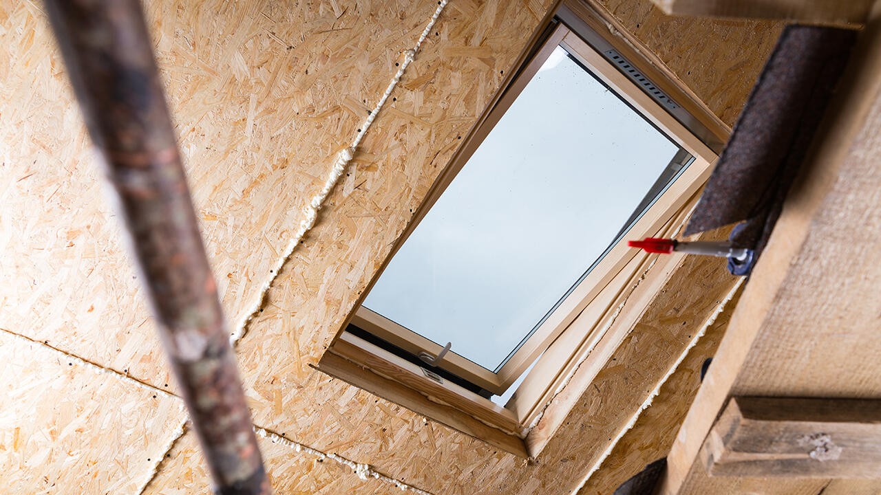 Dachböden lassen sich mit Holzwerkstoffplatten bequem auskleiden.