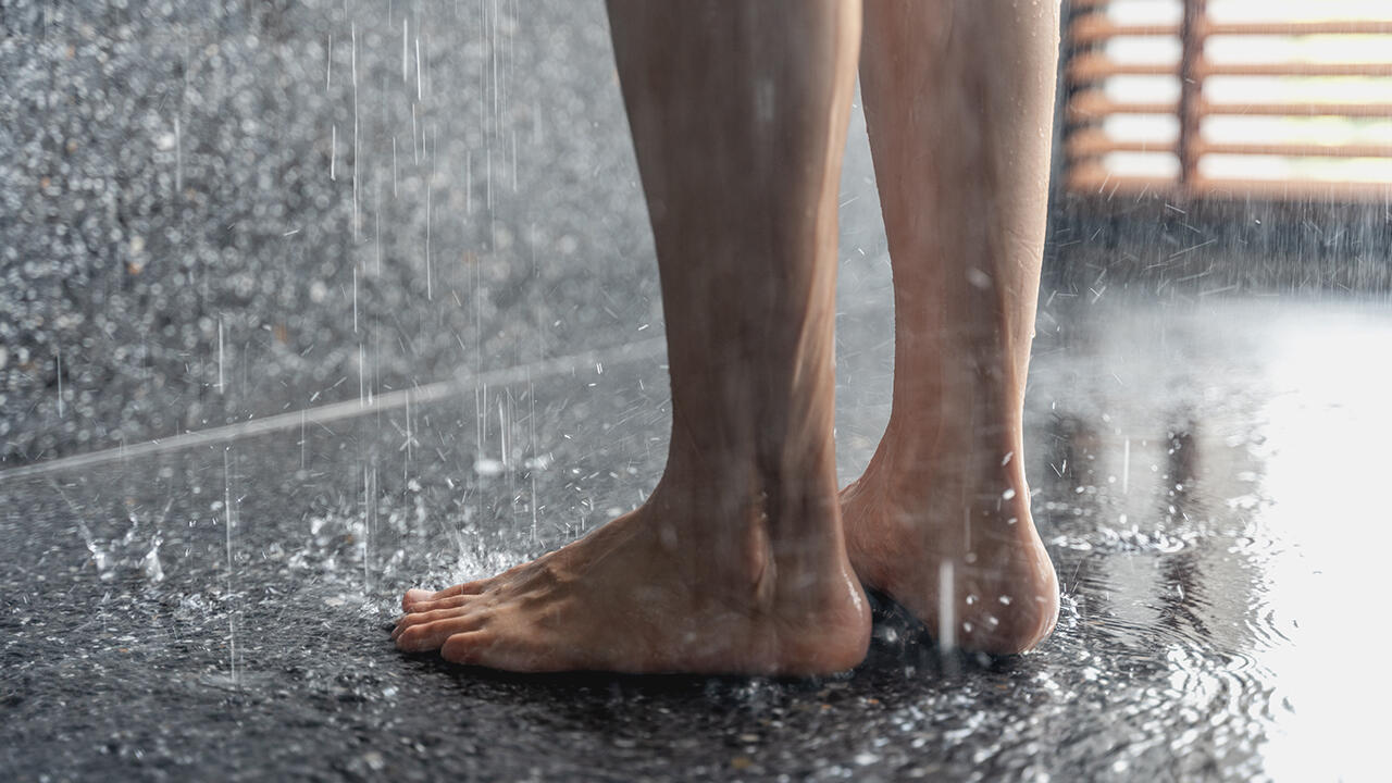 Eine Intimwaschlotion kann gegenüber einem gewöhnlichen Duschgel die bessere Wahl sein. Allerdings nur unter der Voraussetzung, dass sie gut gemacht ist. Eine Intimwaschlotion kann gegenüber einem gewöhnlichen Duschgel die bessere Wahl sein. Allerdings nur unter der Voraussetzung, dass sie gut gemacht ist.