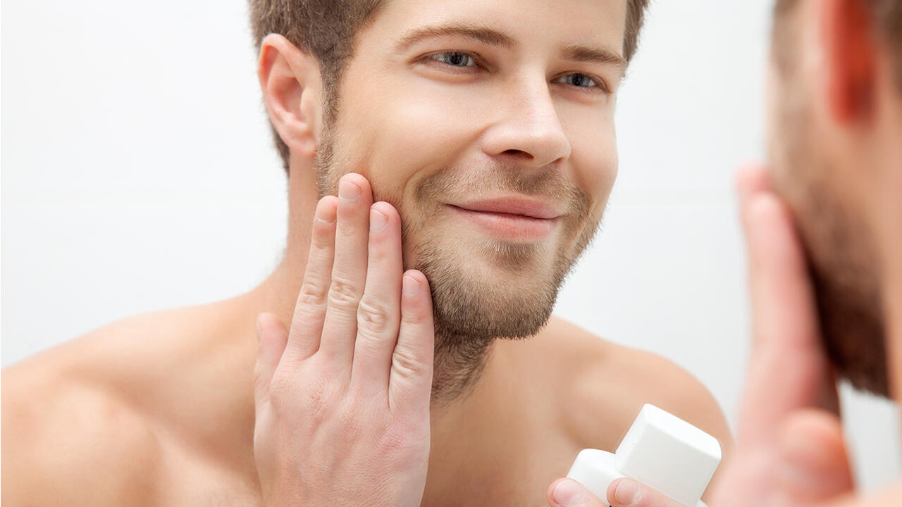Gesichtscremes für Männer im Test: Wir raten von zwei Produkten ab.
