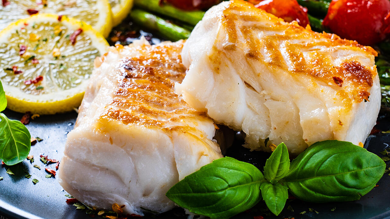 Fisch liefert Omega-3-Fettsäuren die auch durch DHA angereichertes Leinöl dem Körper zugeführt werden können.