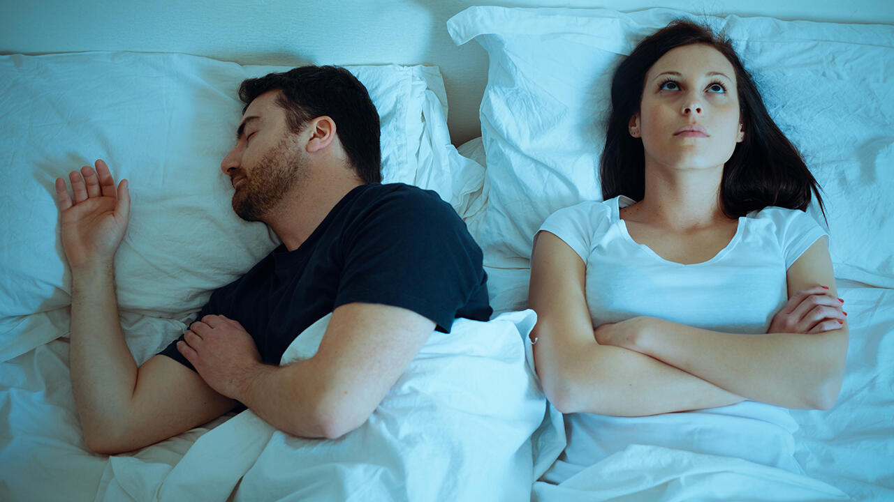Schlafapnoe: der Betroffene schnarcht und der Partner leidet zwangsläufig mit