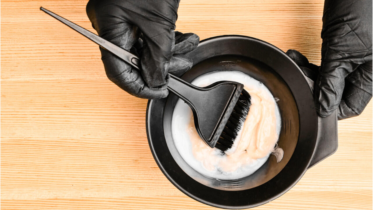 Von der angerührten Haarfarbe landet meist etwas auf Gesicht und Händen – mit Babyöl oder Zahnpasta können Sie die Farbe von der Haut entfernen. Von der angerührten Haarfarbe landet meist etwas auf Gesicht und Händen – mit Babyöl oder Zahnpasta können Sie die Farbe von der Haut entfernen.