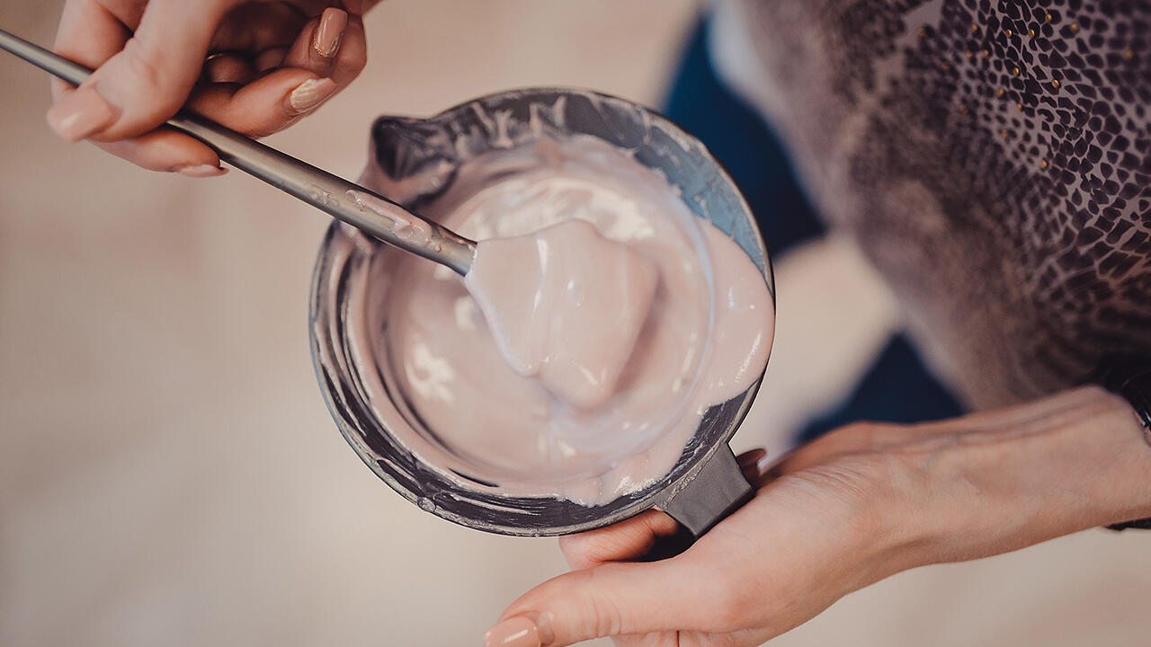 Um graue Ansätze abzudecken, greifen viele Frauen und Männer zu Haarfärbe-Sets für zu Hause. Um graue Ansätze abzudecken, greifen viele Frauen und Männer zu Haarfärbe-Sets für zu Hause.