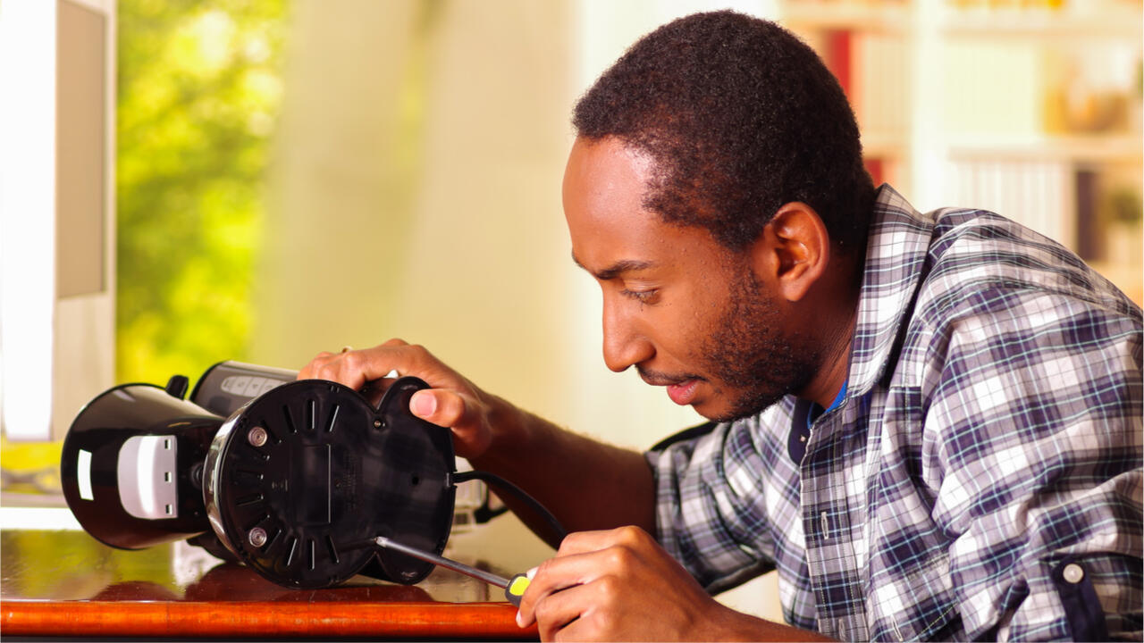 Im nächsten Reparatur-Café bekommen Sie kostenfrei und ehrenamtlich Hilfe – so vermeiden Sie Elektroschrott. Im nächsten Reparatur-Café bekommen Sie kostenfrei und ehrenamtlich Hilfe – so vermeiden Sie Elektroschrott.