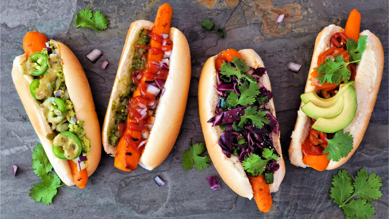 Fleischersatz-Produkte sind gar nicht nötig: Wer Kreativität beweist, kann aus einigen Karotten auch leckere Hot Dogs zaubern.