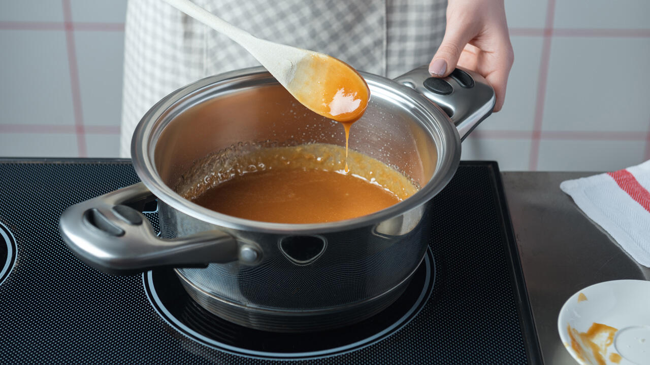 Wer Zucker mit Wasser schmelzt, sollte nicht umrühren. Wer Zucker mit Wasser schmelzt, sollte nicht umrühren.