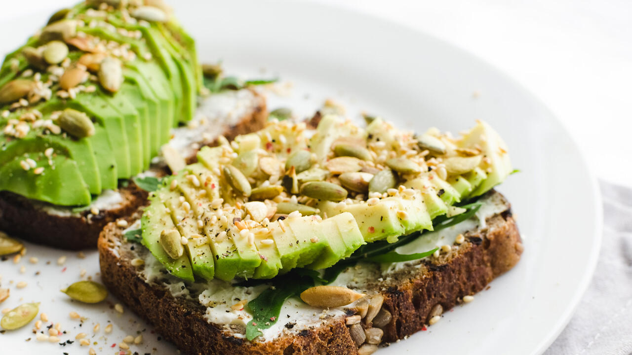 Geröstete Kürbiskerne schmecken lecker als Topping auf Gemüse, Salaten und Suppen. Geröstete Kürbiskerne schmecken lecker als Topping auf Gemüse, Salaten und Suppen.
