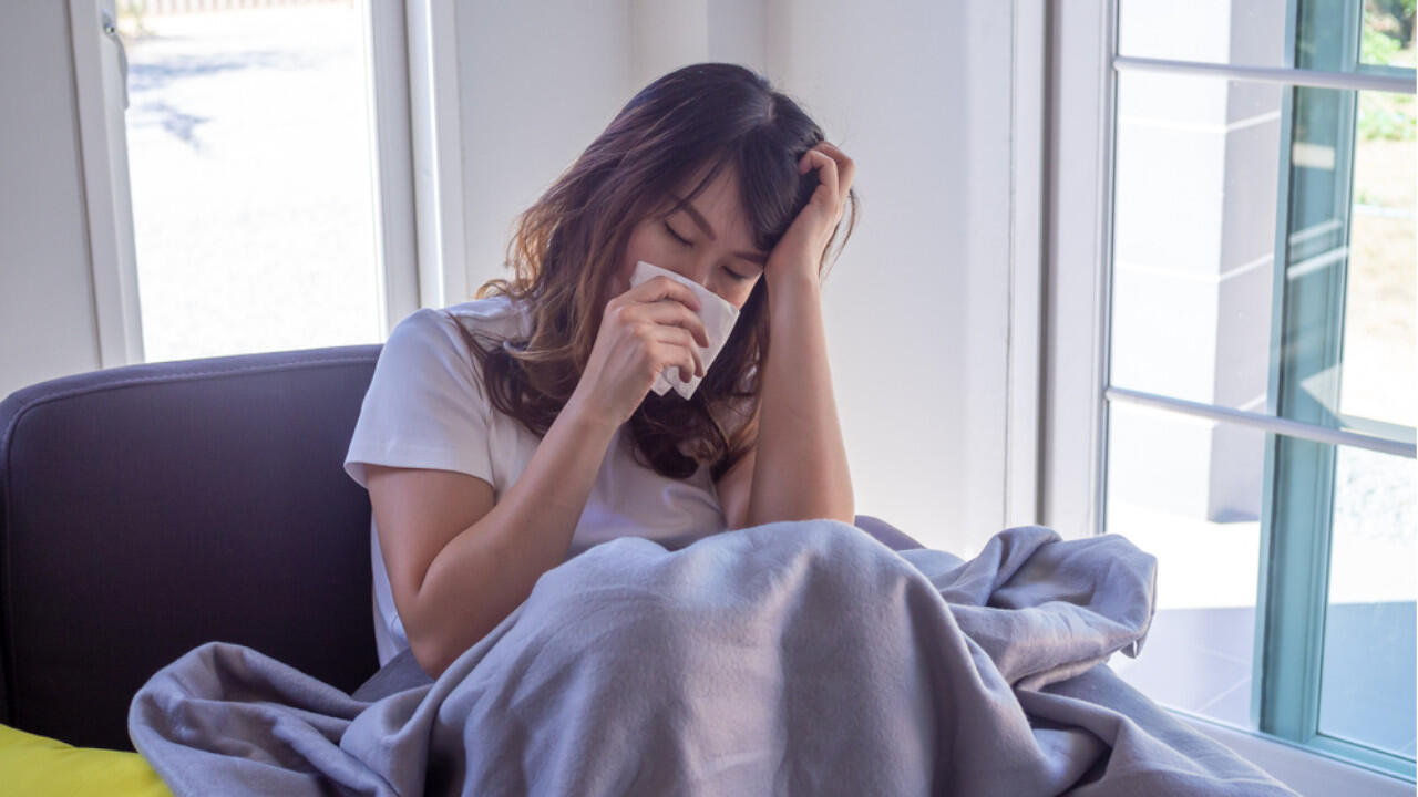 Nach einer Grippe-Impfung fühlen sich einige krank und müde. Die echte Grippe kann eine schwere Lungenentzündung auslösen.