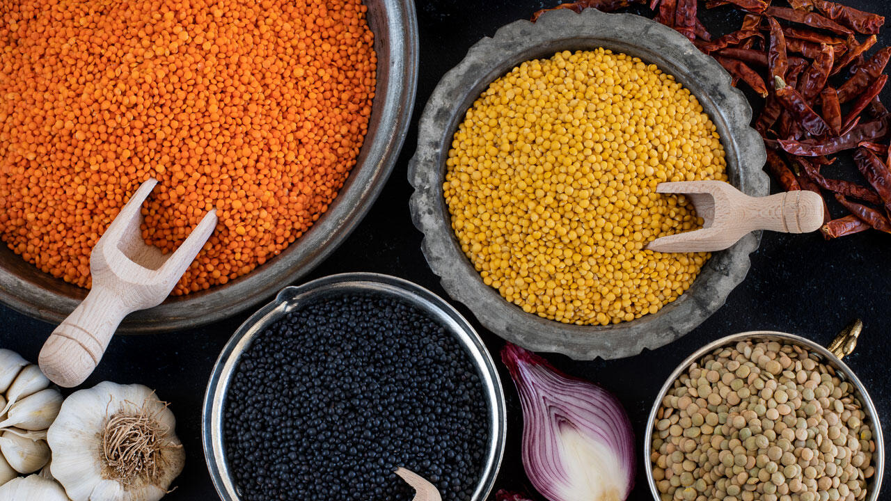 Linsen schmecken als Salat, Eintopf oder Bratling und sind eine gute Fleisch-Alternative. Linsen schmecken als Salat, Eintopf oder Bratling und sind eine gute Fleisch-Alternative.
