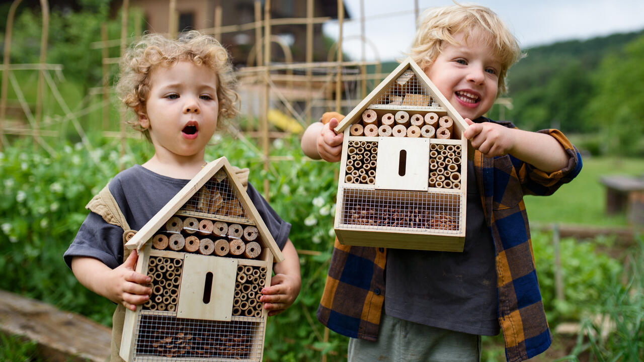 Ein Insektenhotel schafft Krabbel- und Kriechtieren Unterschlupf – auch in der Stadt. Ein Insektenhotel schafft Krabbel- und Kriechtieren Unterschlupf – auch in der Stadt.