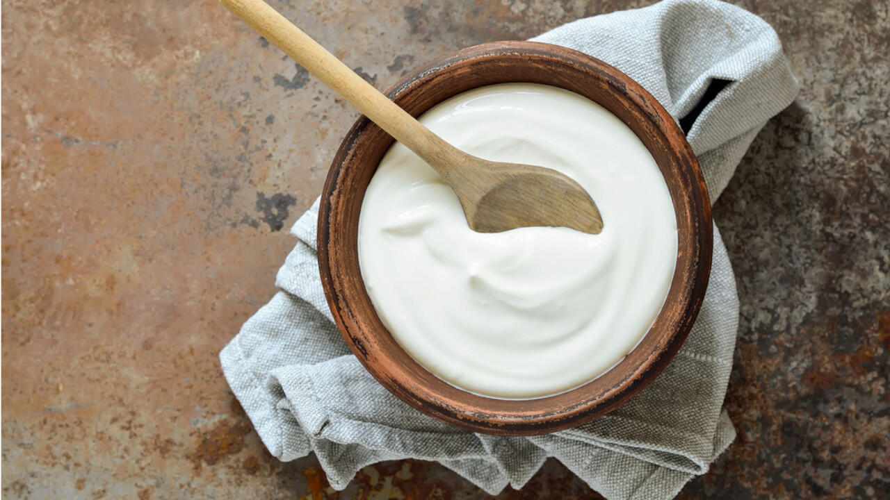 Joghurt liefert wertvolle Proteine und viel Kalzium.