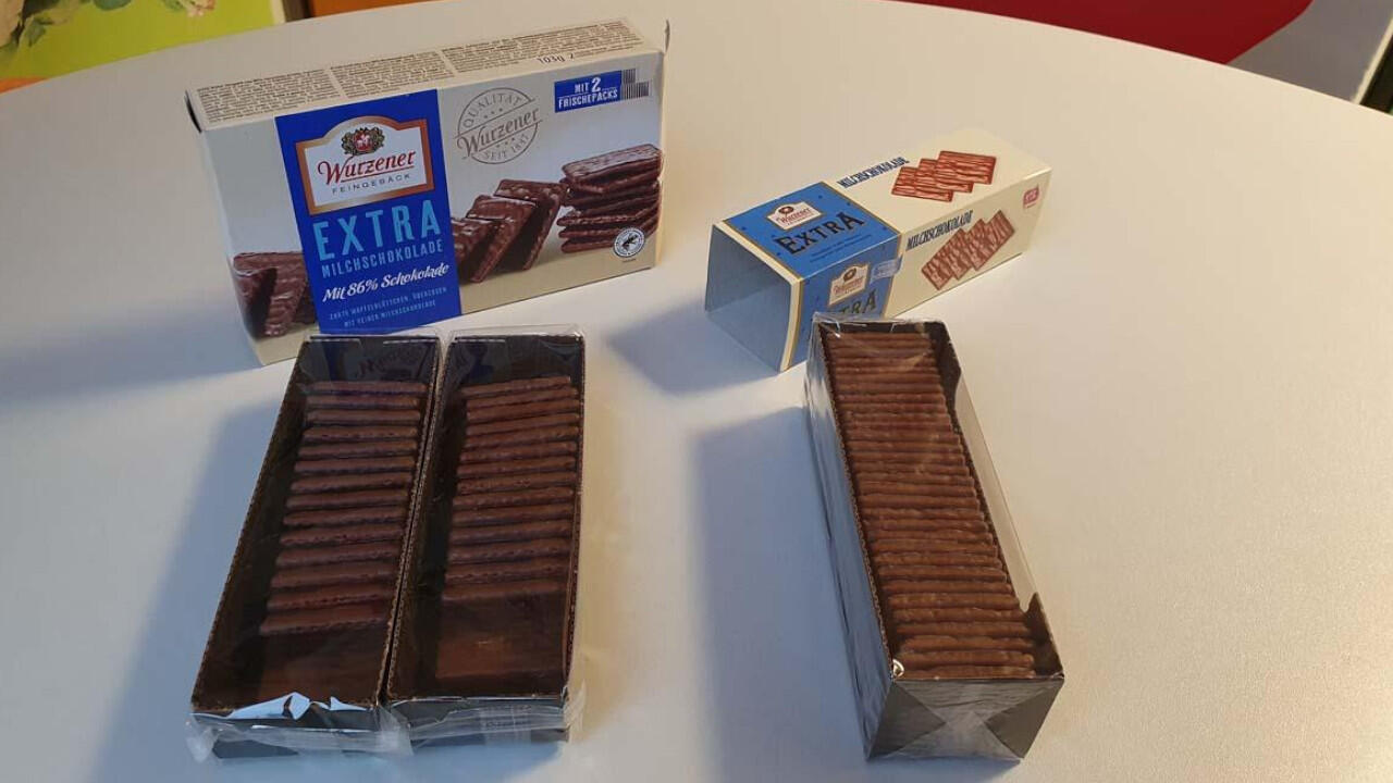 In der neuen Gebäckverpackung links stecken zwei Kartonreihen, in der bisherigen Verpackung rechts nur eine Reihe mit Waffelblättchen.