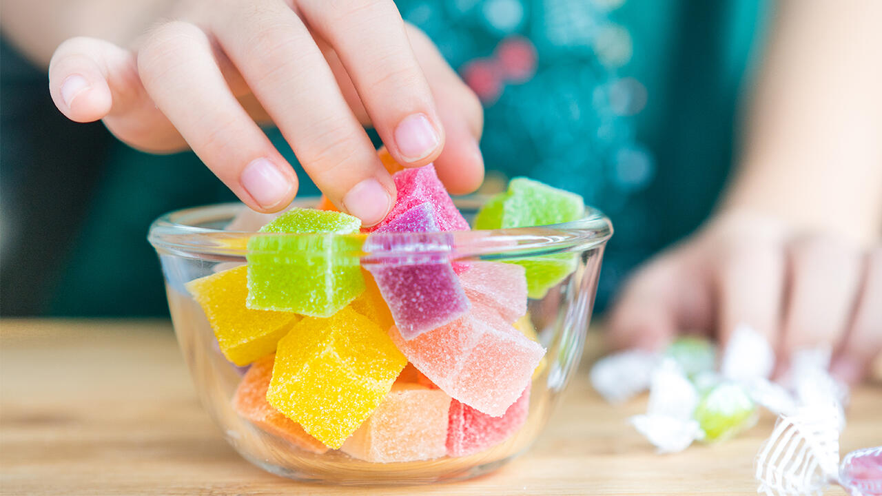Kinder haben von Natur aus besonders viel Lust auf Süßes. Diese Vorliebe nimmt jedoch mit zunehmenden Alter ab. Kinder haben von Natur aus besonders viel Lust auf Süßes. Diese Vorliebe nimmt jedoch mit zunehmenden Alter ab.