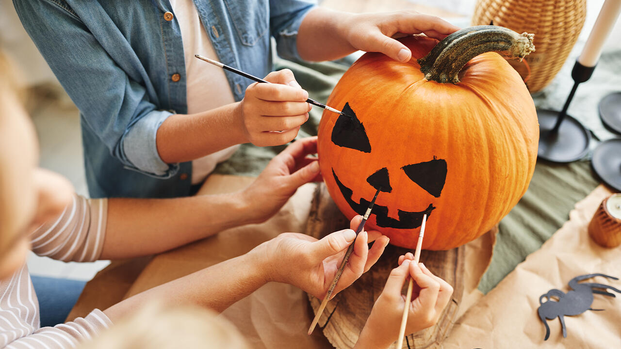 Eltern und Kinder können Halloween auch zu Hause schön feiern. Eltern und Kinder können Halloween auch zu Hause schön feiern.