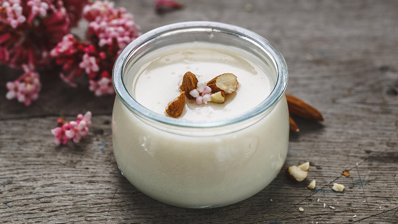 Ob vegan oder nicht: Wer Naturjoghurt kaufen möchte, sollte auch genau das bekommen – ohne Zusätze von Aromen.