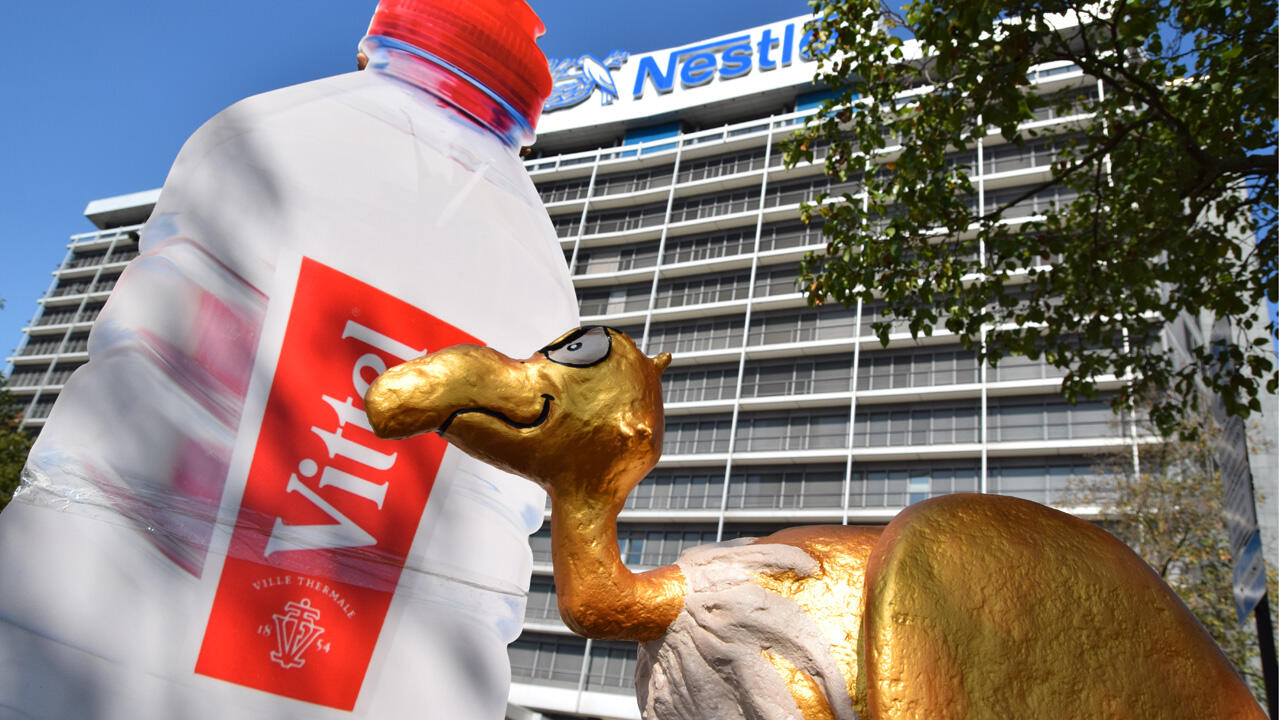 Übergabe des Goldenen Geiers vor der Firmenzentrale von Nestlé in Frankfurt