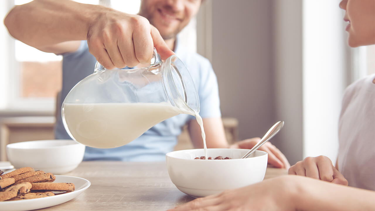 Bio-Milch oder doch eher konventionelle? Unser Test zeigt: Bio-Milch ist fast immer eine gute Wahl. Bio-Milch oder doch eher konventionelle? Unser Test zeigt: Bio-Milch ist fast immer eine gute Wahl.