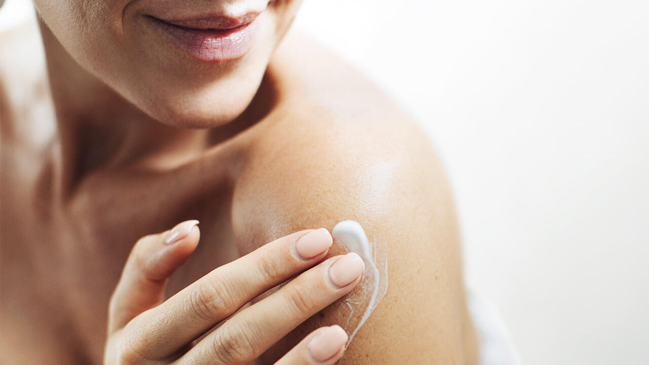 Über 15 Prozent der Bodylotions im Test fallen durch. Wir kritisieren vor allem die Inhaltsstoffe Lilial und aromatische Mineralölkohlenwasserstoffe. Über 15 Prozent der Bodylotions im Test fallen durch. Wir kritisieren vor allem die Inhaltsstoffe Lilial und aromatische Mineralölkohlenwasserstoffe.