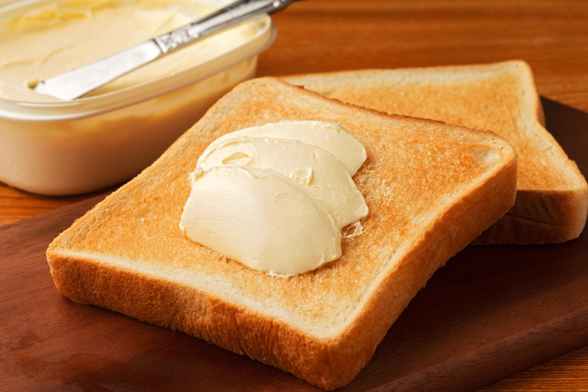 Wer der Umwelt und sich selbst etwas Gutes tun will, wählt Margarine statt Butter. Doch Achtung: Manche Produkte enthalten tierische Inhaltsstoffe.