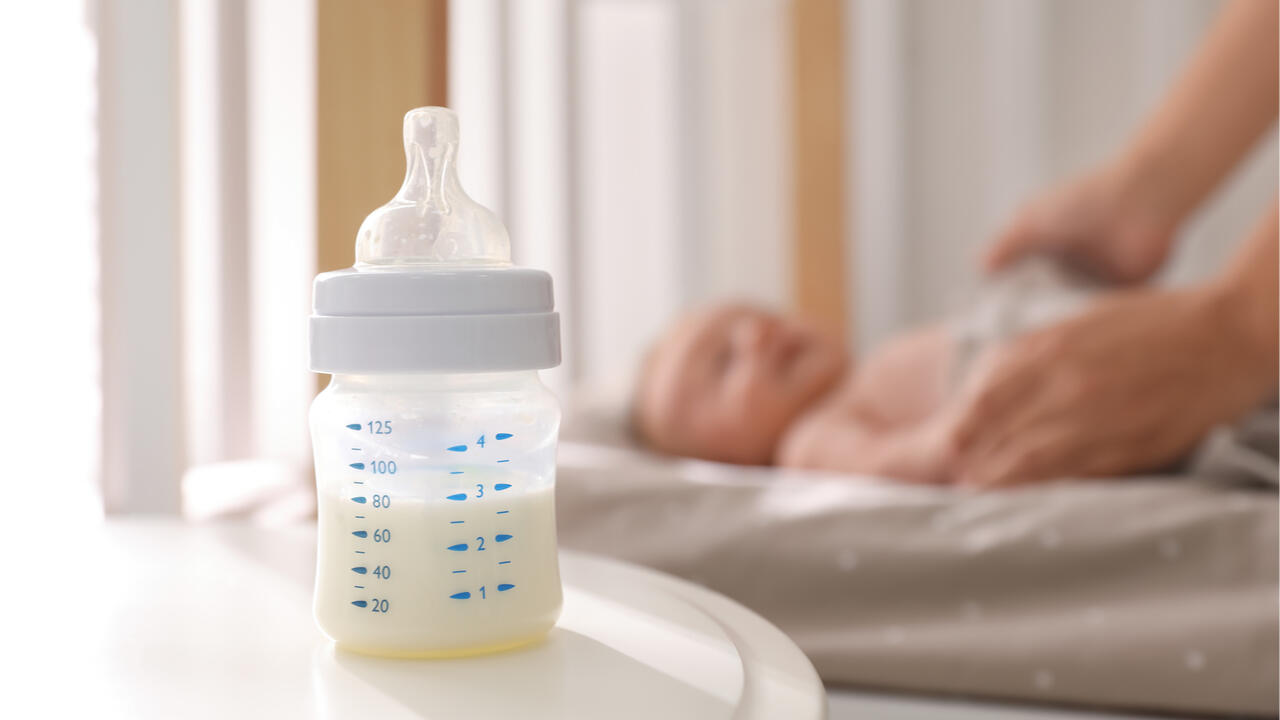 Babyflaschen aus Kunststoff stehen im Verdacht, bei der Benutzung riesige Mengen Mikroplastik abzugeben.