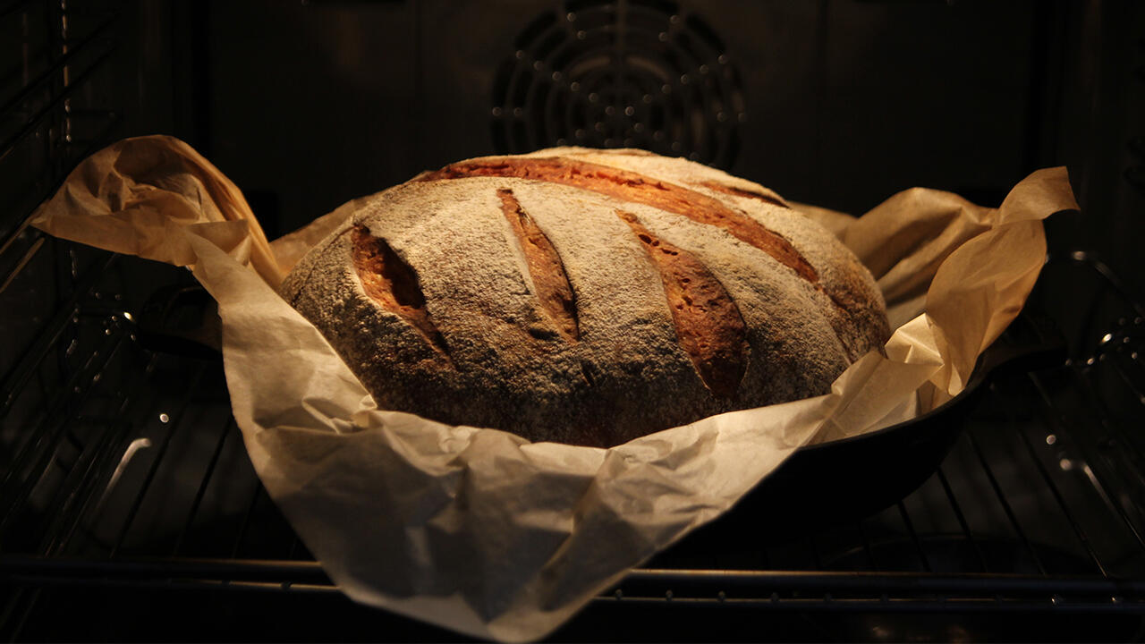 Brot sollte nicht zu lange bei hohen Temperaturen gebacken werden – sonst kann sich giftiges Acrylamid bilden. Brot sollte nicht zu lange bei hohen Temperaturen gebacken werden – sonst kann sich giftiges Acrylamid bilden.